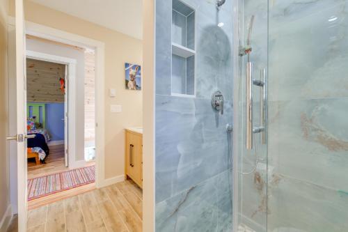 Koupelna v ubytování Beaches, Golf and More Family Home on Frye Island!