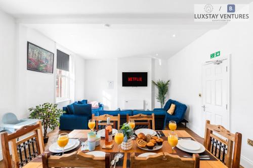 Posezení v ubytování The Lanes Luxury Apartment - City Centre, 2 Bed 2 Bath with Lift, Sleeps 8