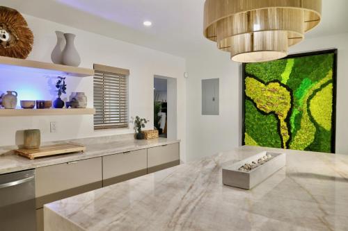 eine Küche mit einem großen Gemälde an der Wand in der Unterkunft Tabu- Fort Lauderdale Waterfront Escape in Fort Lauderdale