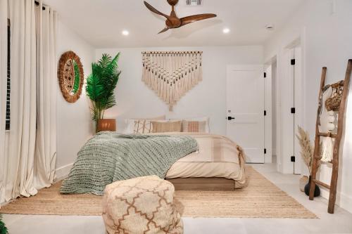 ein Schlafzimmer mit einem Bett und einem Deckenventilator in der Unterkunft Tabu- Fort Lauderdale Waterfront Escape in Fort Lauderdale