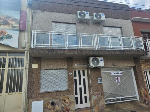un bâtiment avec un balcon et des haut-parleurs dessus dans l'établissement Alquiler temporario en zona centrica de San Nicolas De Los Arroyos, à San Nicolás de los Arroyos