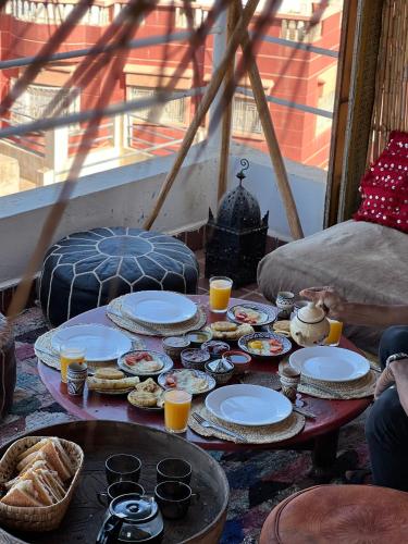 Una mesa con platos de comida y bebidas sobre ella. en caban surf Tamraght, en Tamraght Ouzdar