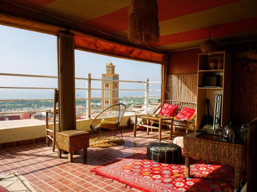 una sala de estar con vistas a una torre del reloj. en caban surf Tamraght, en Tamraght Ouzdar