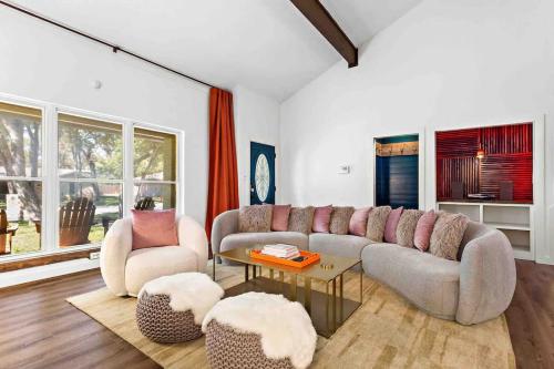 Una sala de estar con un sofá y dos sillas y una mesa. en Art Deco Gem-King Suite-Hot Tub-Outdoor Fire Place, en Round Rock