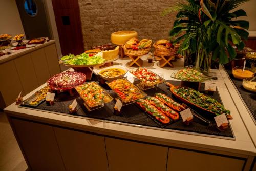 ein Buffet mit vielen verschiedenen Speisen auf einem Tisch in der Unterkunft Monthez Hotel & Eventos in Brusque