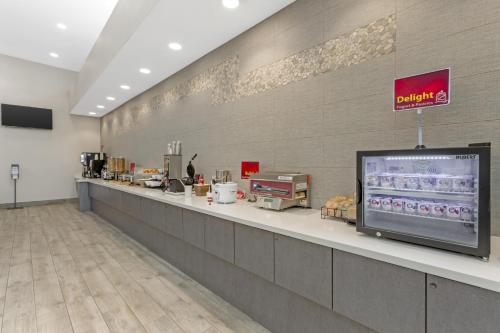 uma mercearia com um balcão com caixa registradora em Best Western Plus Executive Residency Phoenix North Happy Valley em Phoenix