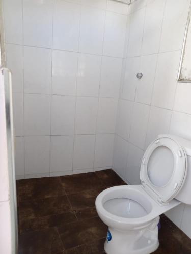 a bathroom with a toilet with the lid up at Chepe de mi Corazon in Abancay