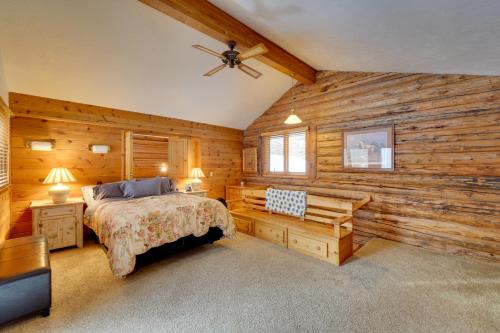 Postel nebo postele na pokoji v ubytování Life on Easy Street with Hot Tub 7 Mi to Dwtn!