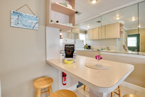 une cuisine avec un comptoir, une table et des chaises dans l'établissement Cozy Ormond Beach Bungalow Steps to the Sand, à Ormond Beach