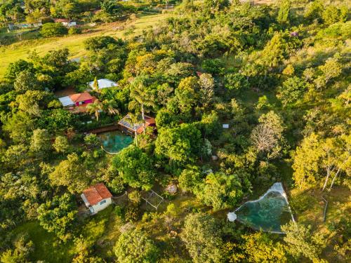 ブラジリアにあるCasa Rosa - Terra Dourada, Paraíso na Natureza, piscina natural, Wi-Fiの森の家屋上景