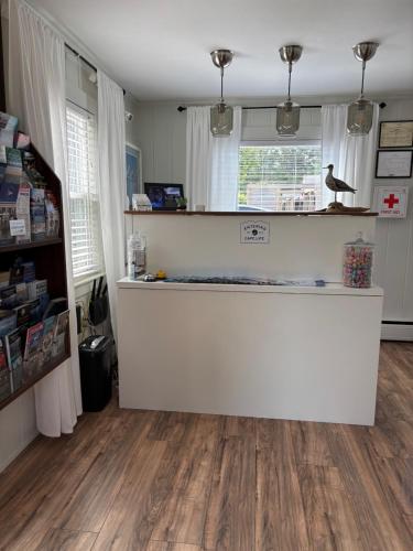 サウス・ヤーマスにあるCape Cod Verandaの- ウッドフロアのキッチン(白いカウンター付)