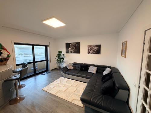 a living room with a couch and a table at Spacieux appartement 3 chambres à 200 m de la plage in Ovar