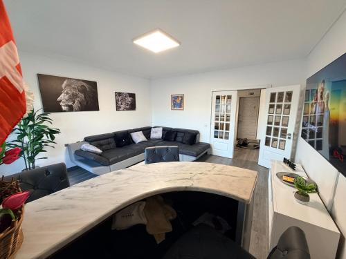 a living room with a couch and a table at Spacieux appartement 3 chambres à 200 m de la plage in Ovar