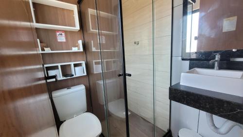 a bathroom with a toilet and a sink at Pousada Sol e Descanso by Easy Hotéis in Arraial do Cabo