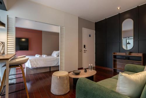 リマにあるSavini 2BR by Gekoのベッドとリビングルームのある寝室