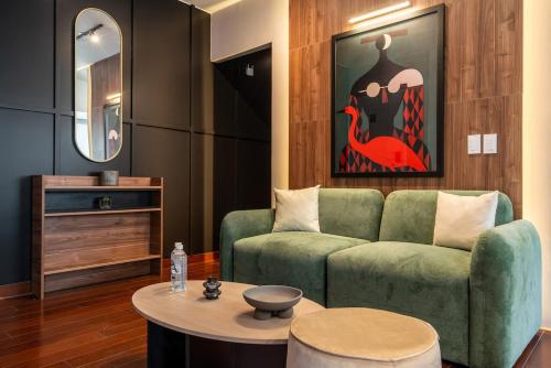 リマにあるSavini 2BR by Gekoの緑のソファとテーブルのあるリビングルーム