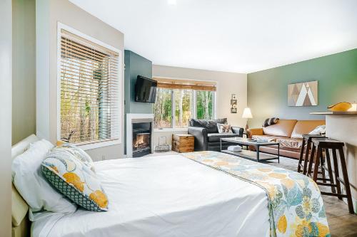 Ένα ή περισσότερα κρεβάτια σε δωμάτιο στο Wintergreen Condo, Unit 540