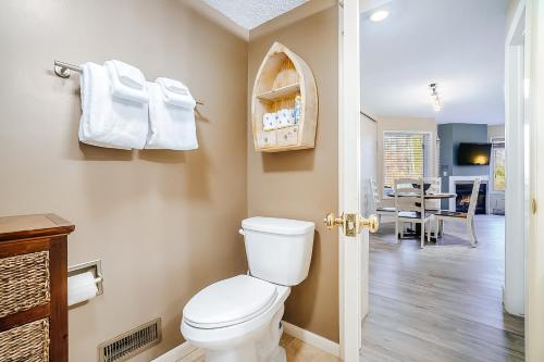 Ένα μπάνιο στο Wintergreen Condo, Unit 540