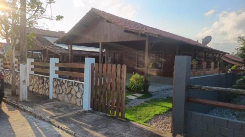 Το κτήριο όπου στεγάζεται  η παραθεριστική κατοικία