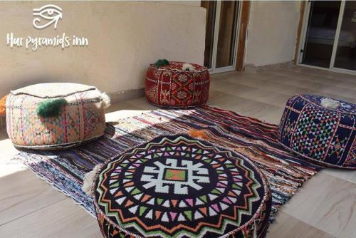 4 alfombras en el suelo en una habitación en Hur Pyramids Inn, an Mabit Stays, en El Cairo