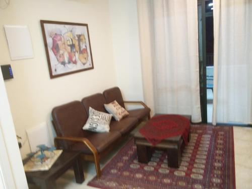 sala de estar con sofá y mesa de centro en Ilana's Place, en Qiryat H̱aroshet