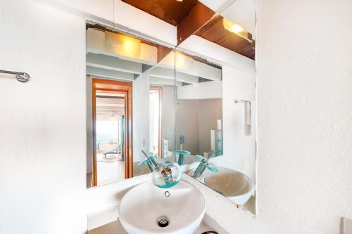 een badkamer met een wastafel en een spiegel bij Torre Malibu, PH # 901 in Puerto Vallarta