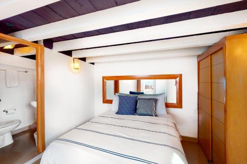 een kleine slaapkamer met een bed en een wastafel bij Torre Malibu, PH # 901 in Puerto Vallarta