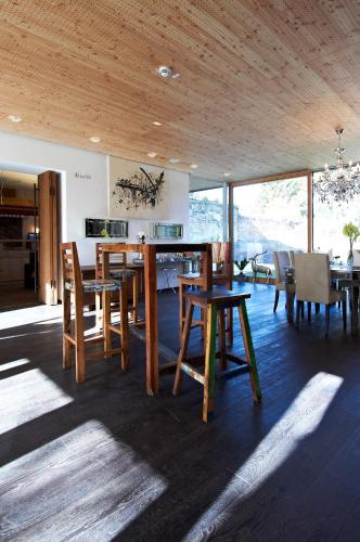 a dining room with a table and some chairs at Hotel Landhaus Moserhof in Gumpoldskirchen
