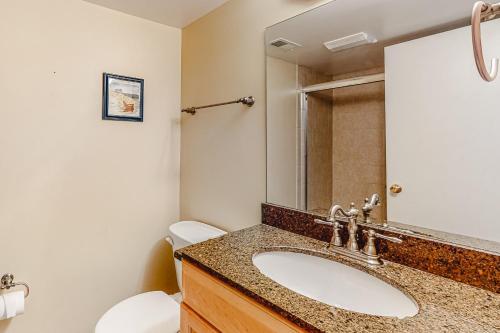 ein Badezimmer mit Waschbecken und Toilette in der Unterkunft Plaza 1404 in Ocean City