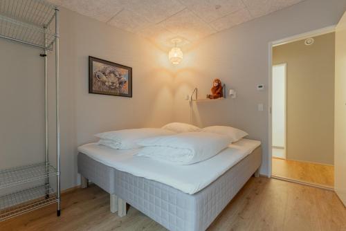 Postel nebo postele na pokoji v ubytování By the sea - Bådehus med Spabad og gratis Parkering