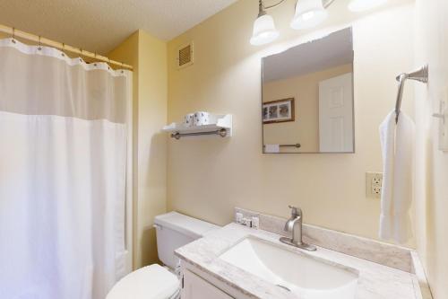 un bagno con lavandino, WC e specchio di Sugar Top 2212 a Sugar Mountain