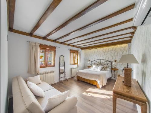un salon avec un lit et un canapé dans l'établissement Alanacasarural, à Mondéjar