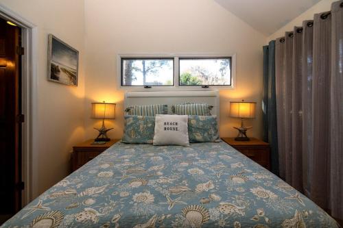 Giường trong phòng chung tại 907 Shelter Cove