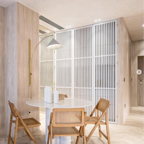 een eetkamer met een tafel en stoelen bij Bombonera in Jerez de la Frontera