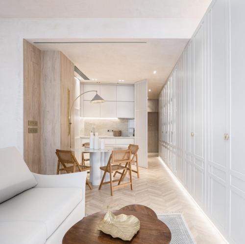 een woonkamer en eetkamer met een witte bank en een tafel bij Bombonera in Jerez de la Frontera