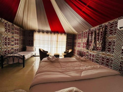 Ένα ή περισσότερα κρεβάτια σε δωμάτιο στο wadi rum camp anas