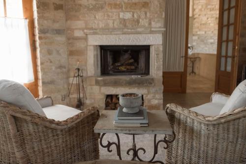 Posezení v ubytování Sunstone Villa the Brittany Suite