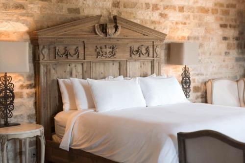 Postel nebo postele na pokoji v ubytování Sunstone Villa the Tuscany Grand Suite