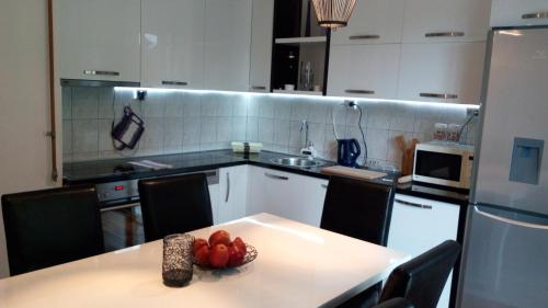 A kitchen or kitchenette at Apartman EL