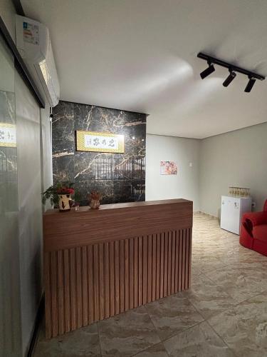 Un vestíbulo con un mostrador de recepción en una habitación. en Pousada Luz do Norte, en Macapá