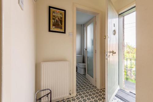 Ένα μπάνιο στο Baker Lane No 15