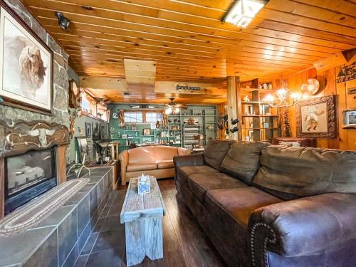 Χώρος καθιστικού στο Peaceful Mountainside Cabin Retreat