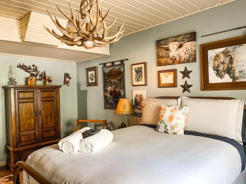 Ένα ή περισσότερα κρεβάτια σε δωμάτιο στο Peaceful Mountainside Cabin Retreat