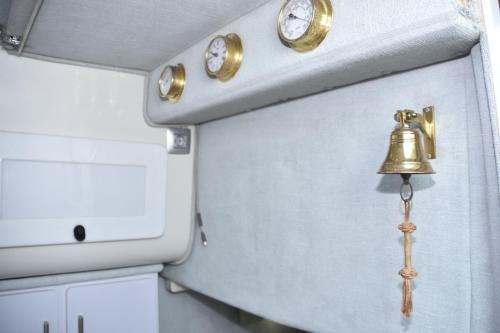 een bel die aan een deur in een keuken hangt bij Luxury boat karamba in San Miguel de Abona