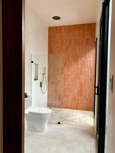 a bathroom with a toilet and a shower at Exclusive Rainforest Villas in Tapantí