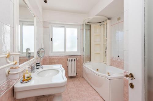 Koupelna v ubytování Vatican-Metro A Panoramic Penthouse with Jacuzzi