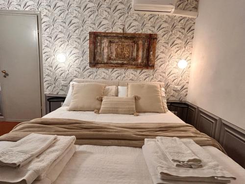 Una cama con dos toallas encima en un dormitorio. en Compagnia del mare, Cinque terre Full Apt X 2, centro storico,5 minuti dal mare!, en Riomaggiore