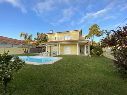 a house with a swimming pool in a yard at B House Verdizela in Corroios