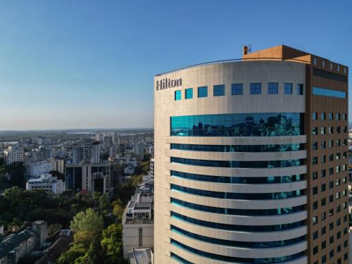 ポルト・アレグレにあるHilton Porto Alegre, Brazilの窓がたくさんある建物