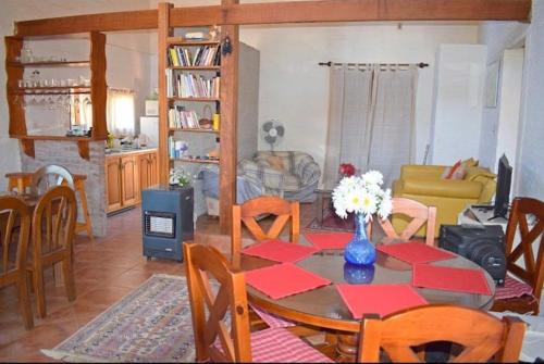 a living room with a dining room table and a living room at Les y Hirondelles in Piriápolis